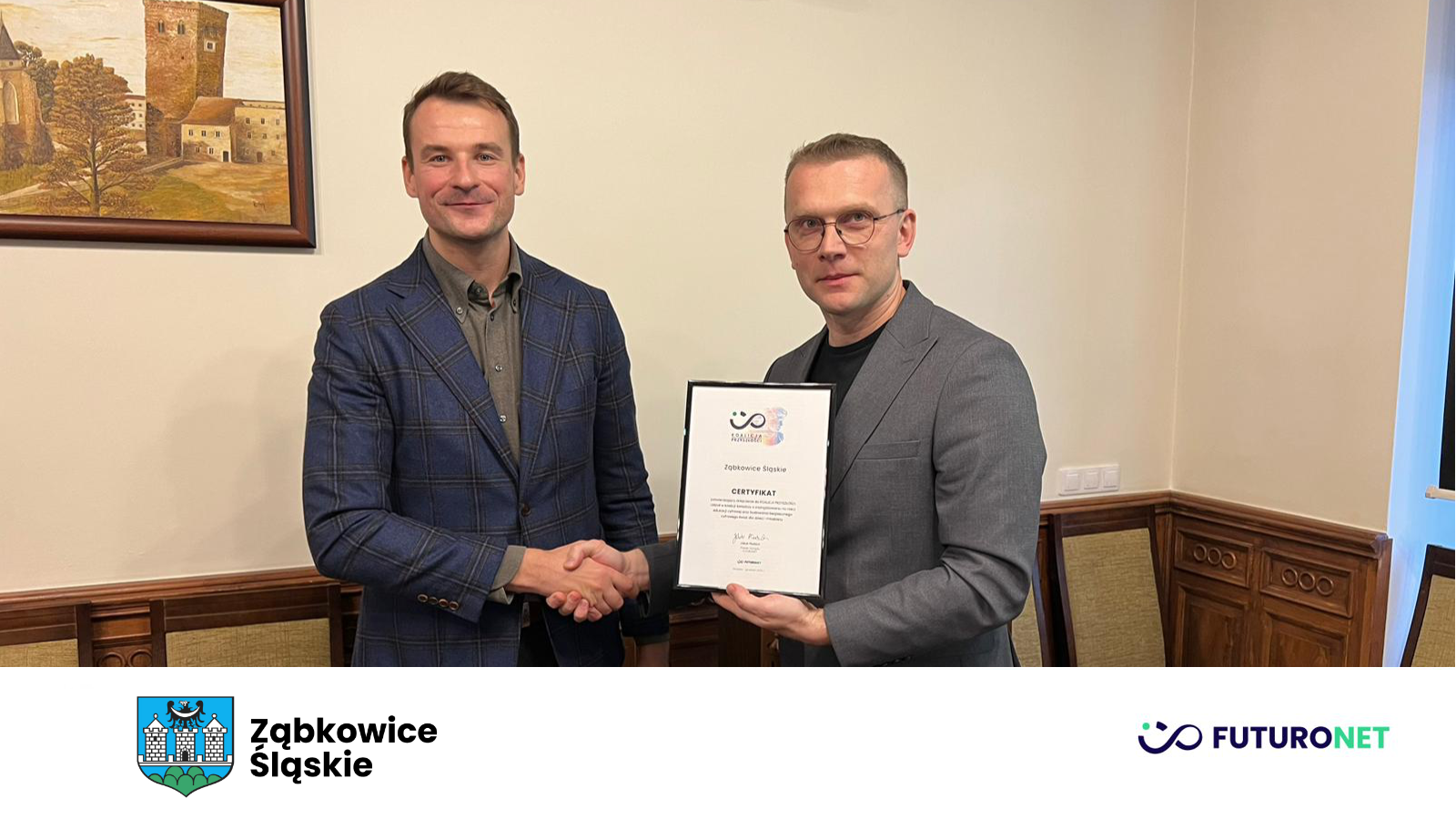 Jakub Płodzich, prezes Futuronet wręcza certyfikat dla Ząbkowic Śląskich