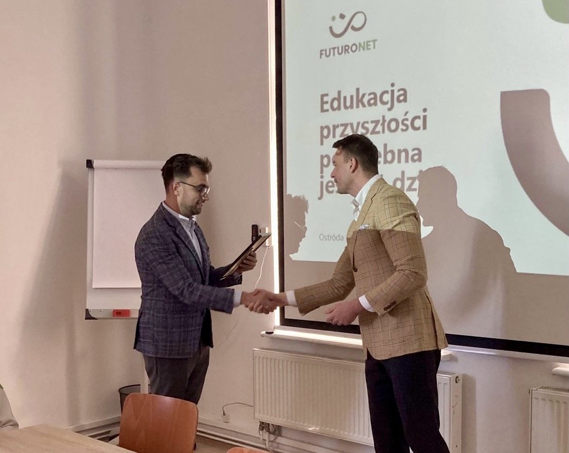 Jakub Płodzich, prezes Futuronet ściska rękę Rafałowi Dąbrowskiemu, burmistrzowi Ostródy