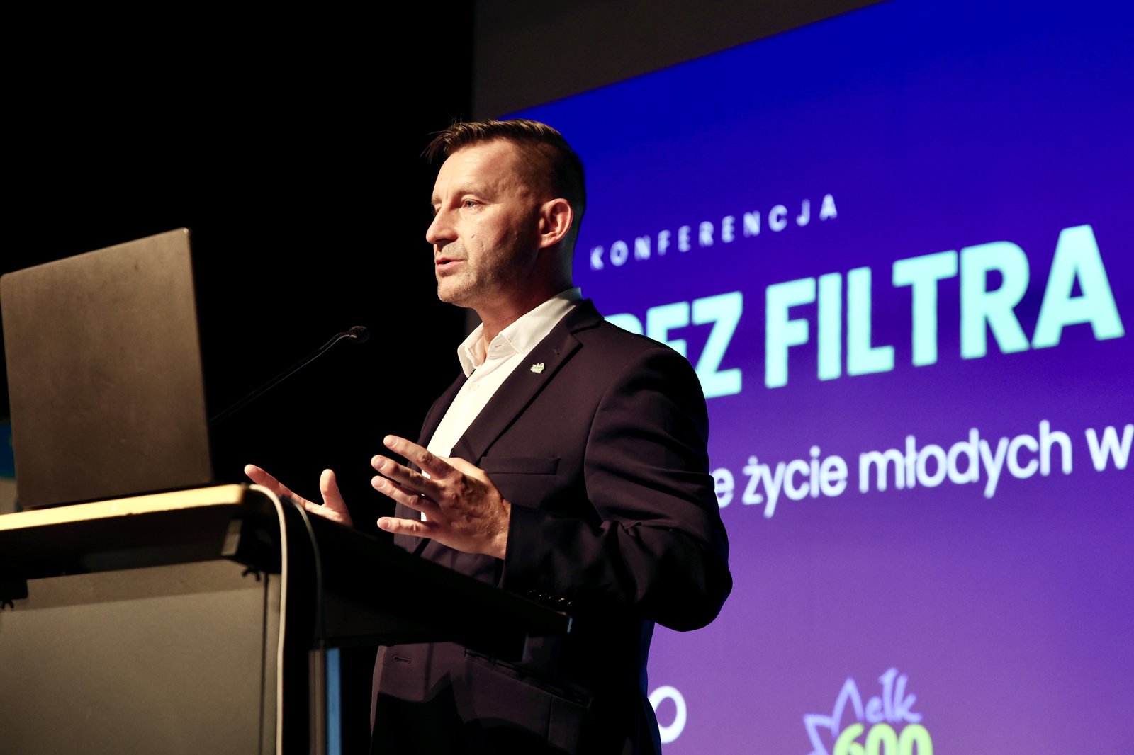 Prezydent Ełku podczas konferencji ,,Bez Filtra”