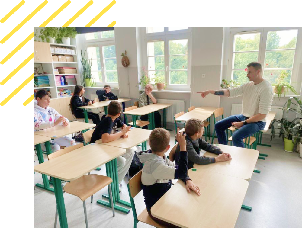 Jakub Płodzich prowadzi zajęcia w szkole