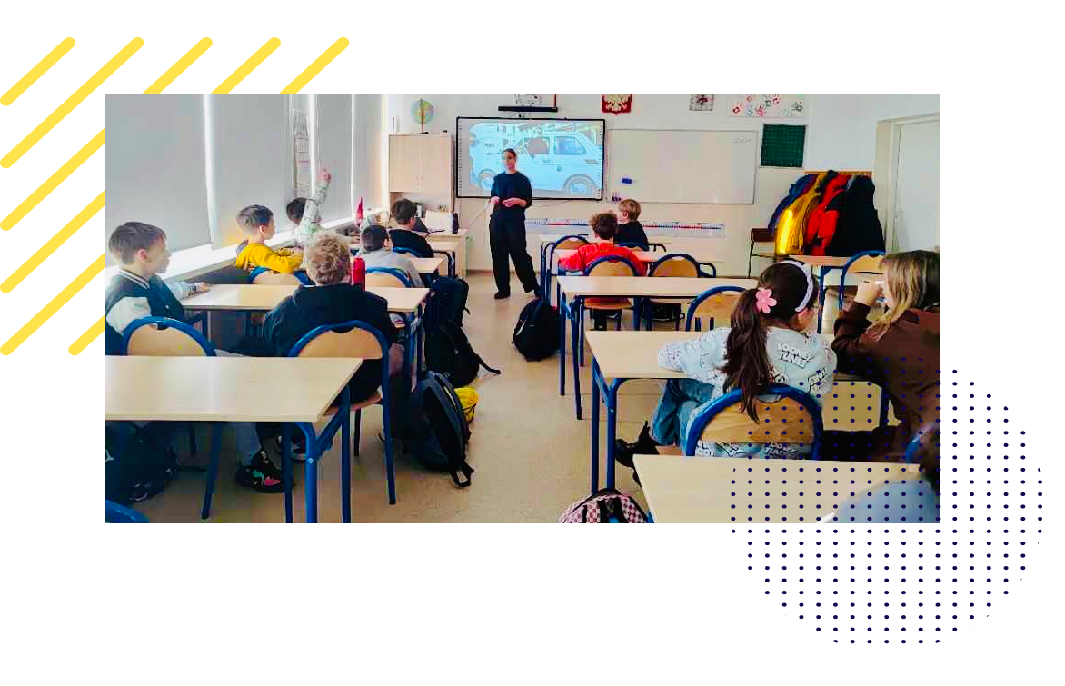 pracowniczka Futuronet prowadzi zajęcia w szkole