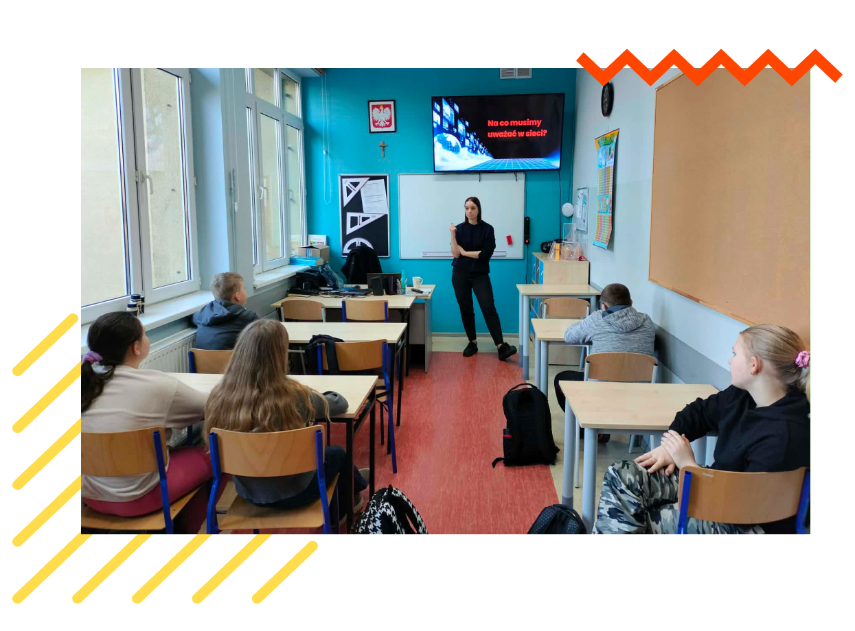 pracowniczka Futuronet prowadzi zajęcia dla dzieci