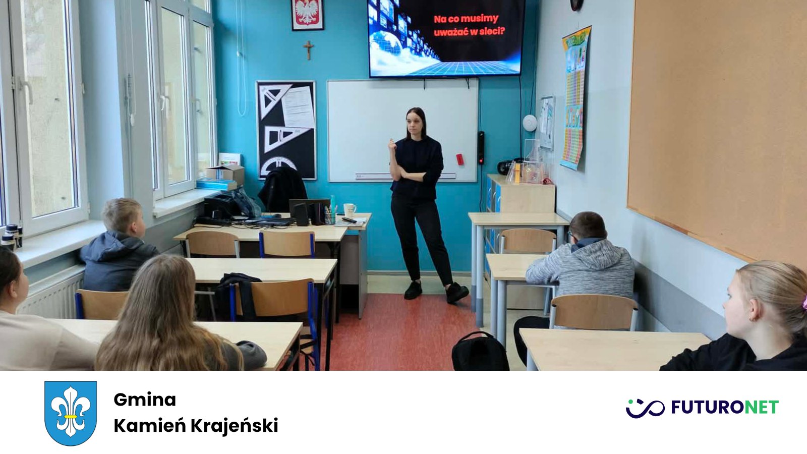 Pracowniczka Futuronet podczas zajęć z dziećmi