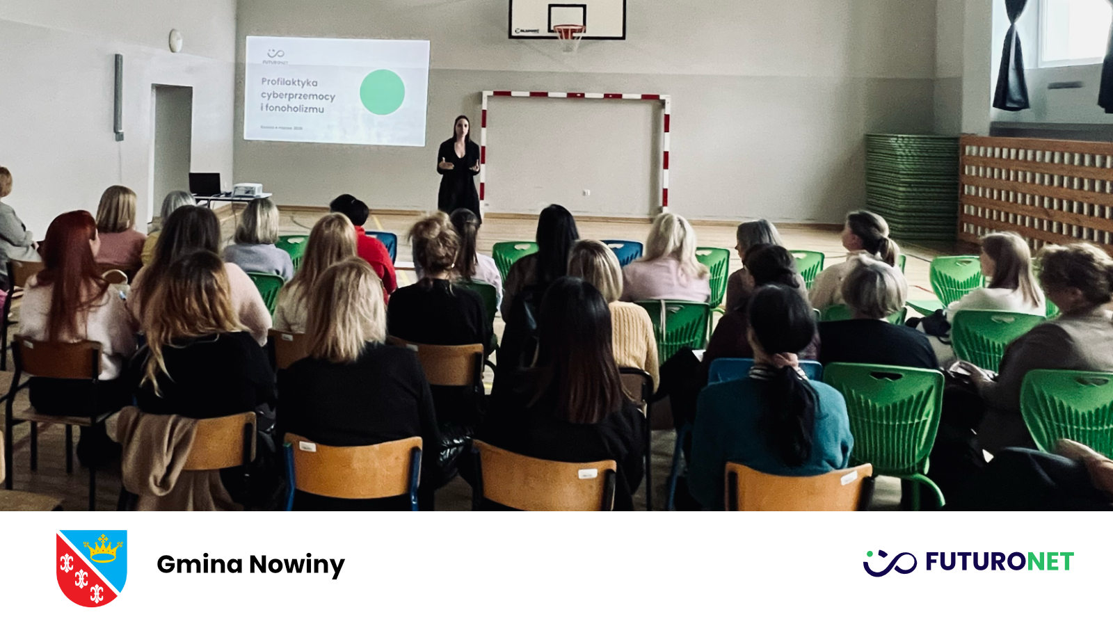 Pracowniczka Futuronet podczas zajęć z rodzicami